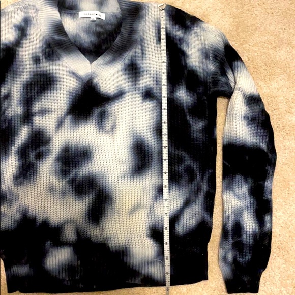 NWOT V-neck navy tie dye sweater size M - Picture 3 of 11